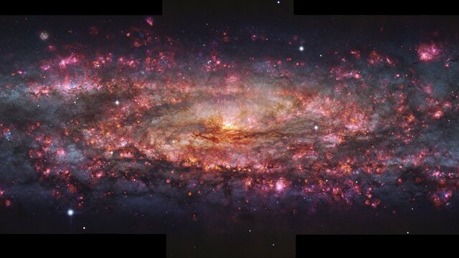 Pohled na galaxii Sochař pomocí MUSE