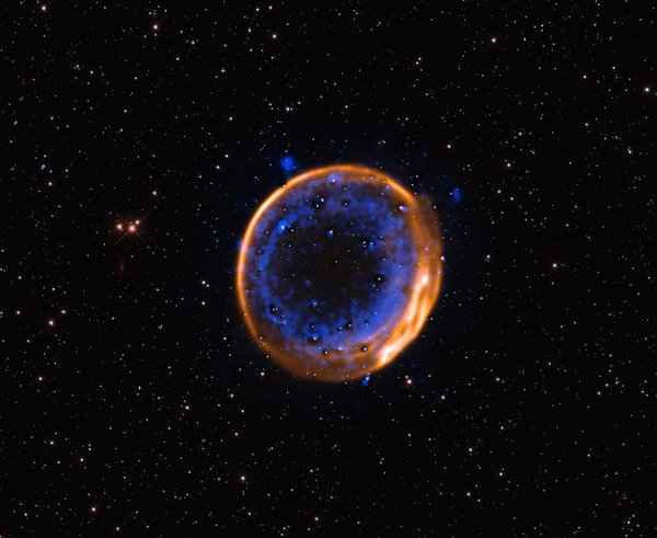 Astronomové díky dalekohledu VLT získali první vizuální důkaz, že supernova SNR 0509-67.5 vznikla dvojitou detonací.