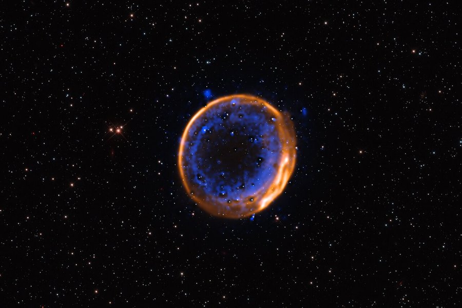 Astronomové díky dalekohledu VLT získali první vizuální důkaz, že supernova SNR 0509-67.5 vznikla dvojitou detonací.