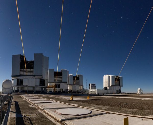 Čtyři lasery pro VLTI