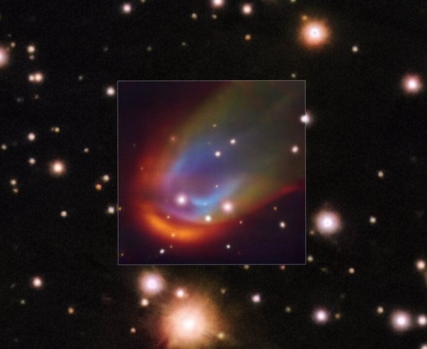 Snímek VLT mrtvé hvězdy vytvářející rázovou vlnu při svém pohybu vesmírem