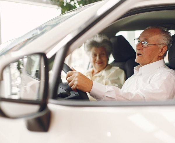 Senior v autě