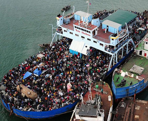 haitian-citizens-crowd-a-ship-near-a-port-in-haiti-jan-16-after-earthquake-98dab8-1024