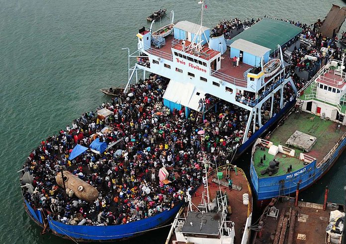 haitian-citizens-crowd-a-ship-near-a-port-in-haiti-jan-16-after-earthquake-98dab8-1024