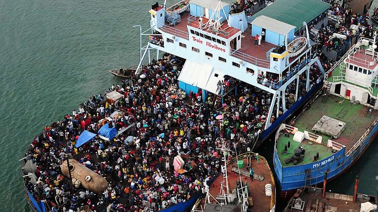 haitian-citizens-crowd-a-ship-near-a-port-in-haiti-jan-16-after-earthquake-98dab8-1024