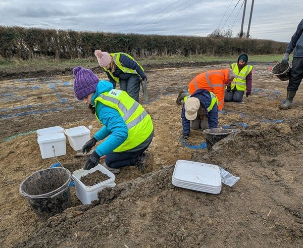historic-england-and-community-volunteers-get-stuck-in-to-the-excavations-cotswold-archaeology