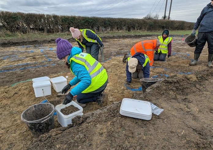 historic-england-and-community-volunteers-get-stuck-in-to-the-excavations-cotswold-archaeology