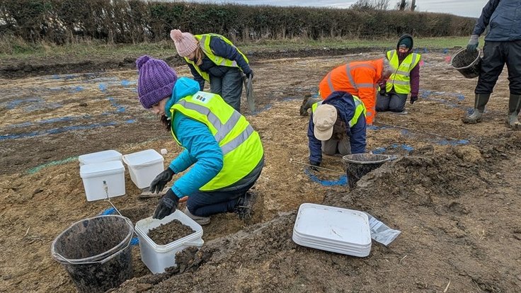 historic-england-and-community-volunteers-get-stuck-in-to-the-excavations-cotswold-archaeology