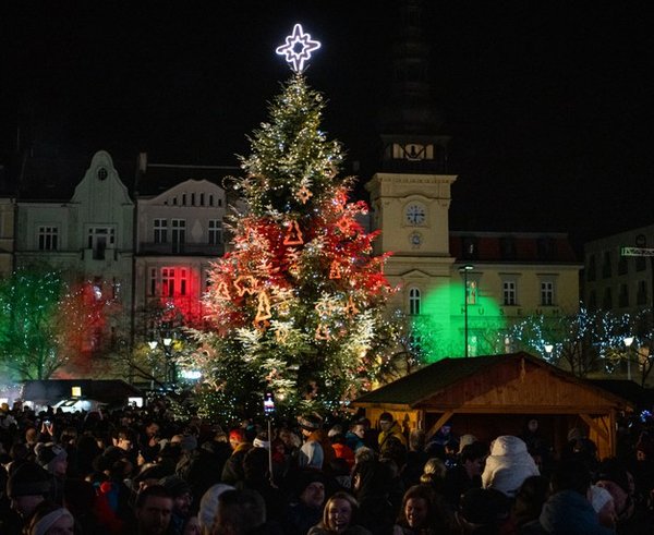 Vánoční strom v Ostravě z roku 2024.