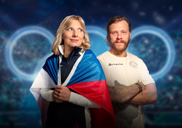 Čeští vlajkonoši Pastrňák s Charvátovou.