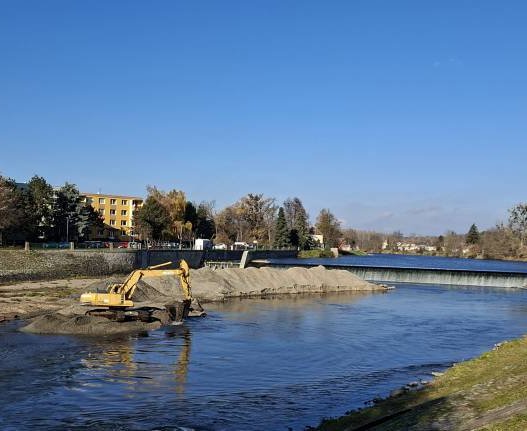 Povodí Moravy zahájilo těžbu sedimentů na řece Dyji v Břeclavi.
