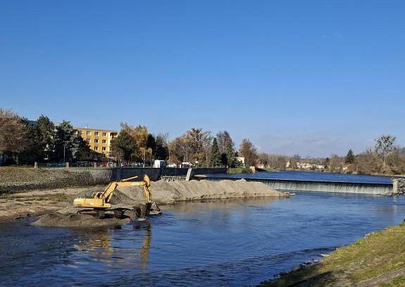 Povodí Moravy zahájilo těžbu sedimentů na řece Dyji v Břeclavi.