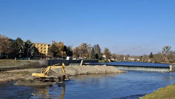 Povodí Moravy zahájilo těžbu sedimentů na řece Dyji v Břeclavi.