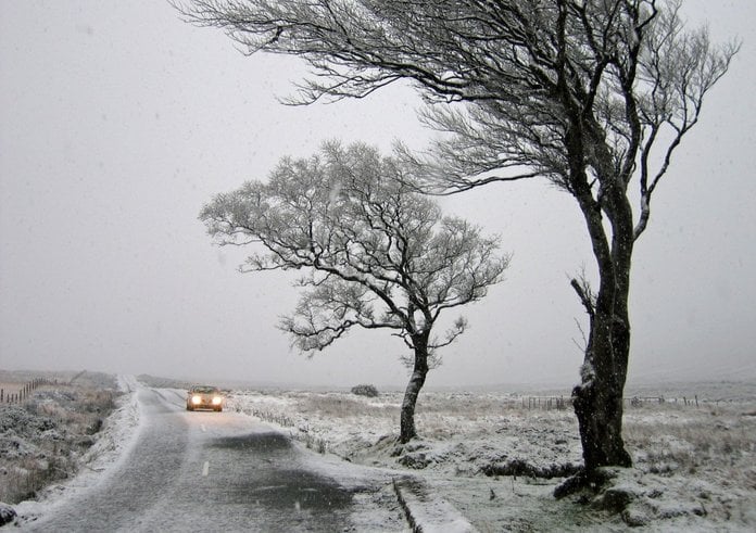 ireland_snow_snowing_snow_landscape_winter_storm_trees_car-1254663