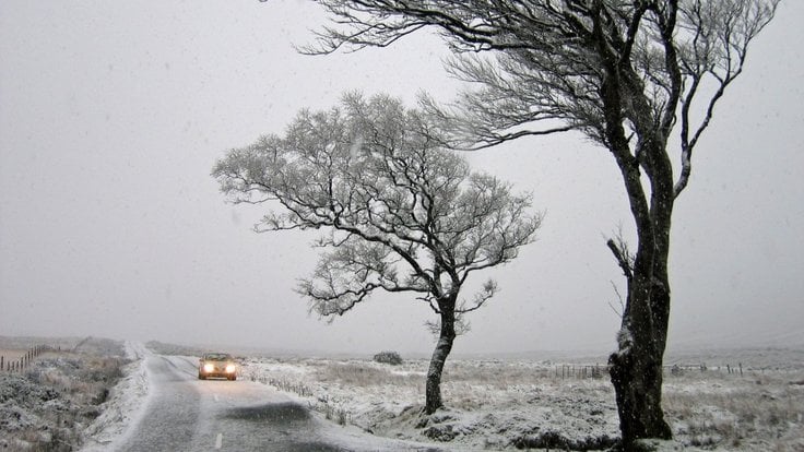 ireland_snow_snowing_snow_landscape_winter_storm_trees_car-1254663