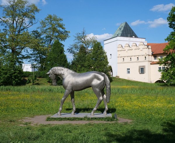 Monumentální socha Koně od sochaře Michala Gabriela.