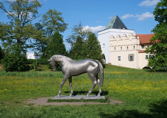 Monumentální socha Koně od sochaře Michala Gabriela.