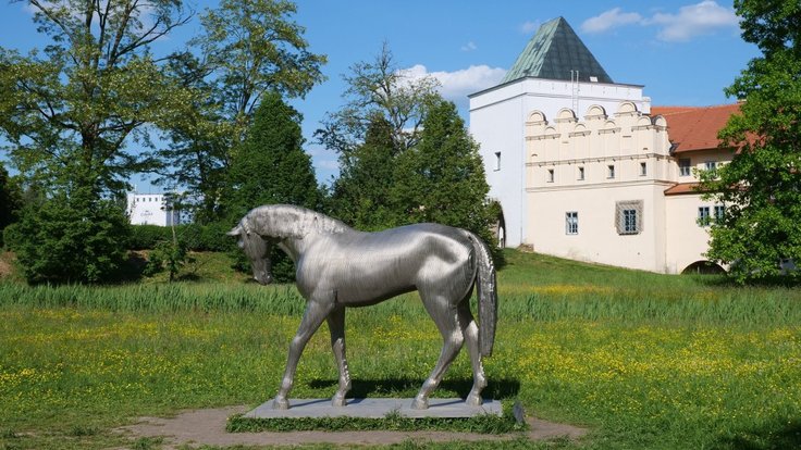 Monumentální socha Koně od sochaře Michala Gabriela.