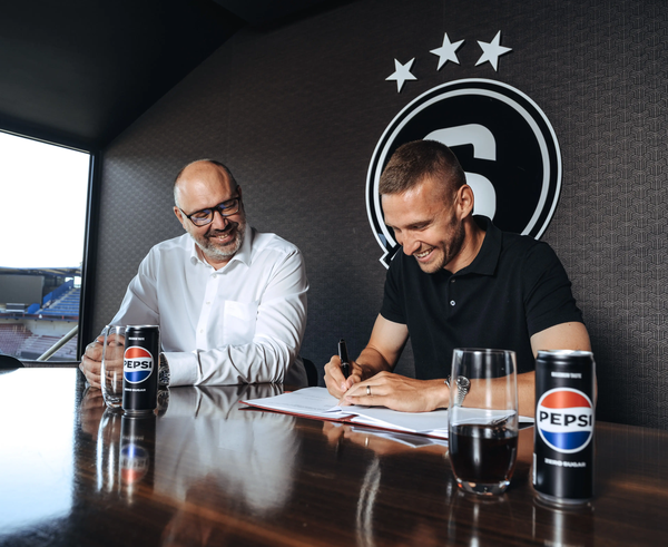 Kadeřábek při podpisu smlouvy