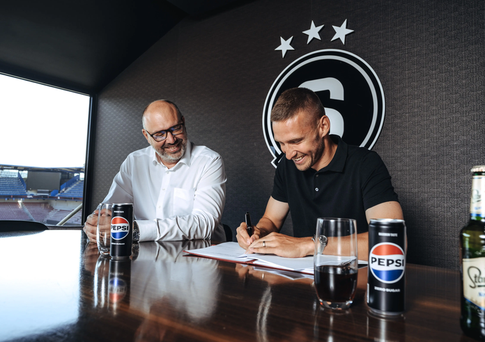 Kadeřábek při podpisu smlouvy