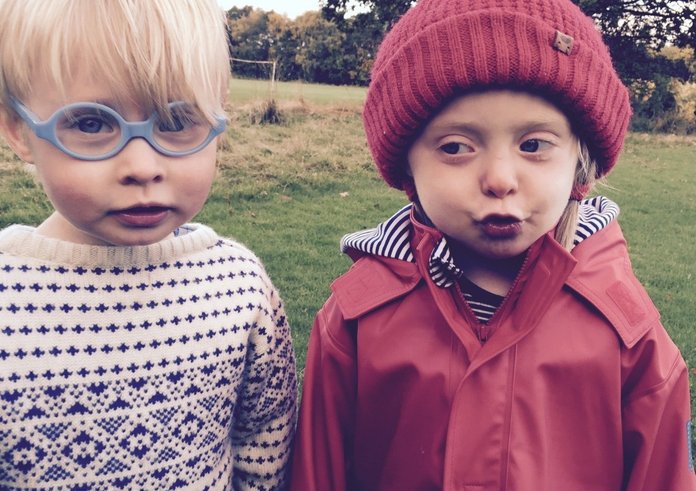 kids_twins_red_family_child_little_happy_childhood-816956
