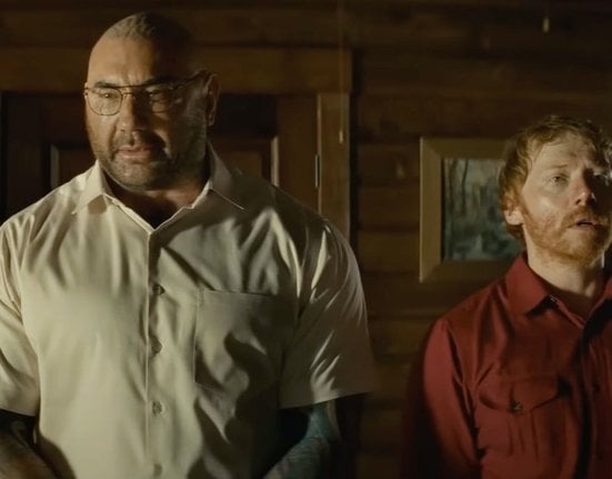 Dave Bautista a Rupert Grint ve filmu Někdo klepe na dveře.