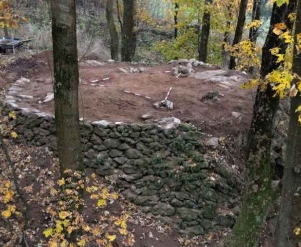 kopec-na-zdarsku-ukazal-tajemstvi-archeologove-potvrdili-historicke-popraviste-03_denik-630-16x9@2x