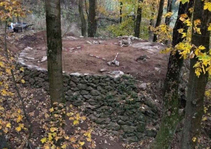 kopec-na-zdarsku-ukazal-tajemstvi-archeologove-potvrdili-historicke-popraviste-03_denik-630-16x9@2x