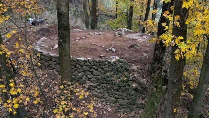 kopec-na-zdarsku-ukazal-tajemstvi-archeologove-potvrdili-historicke-popraviste-03_denik-630-16x9@2x