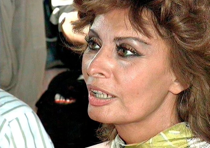 left-side-front-extreme-close-up-of-international-film-star-sophia-lorens-face-81f1ff-1024