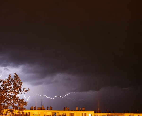 lightning_at_night_city_urban_storm_rain_bad_weather-582157