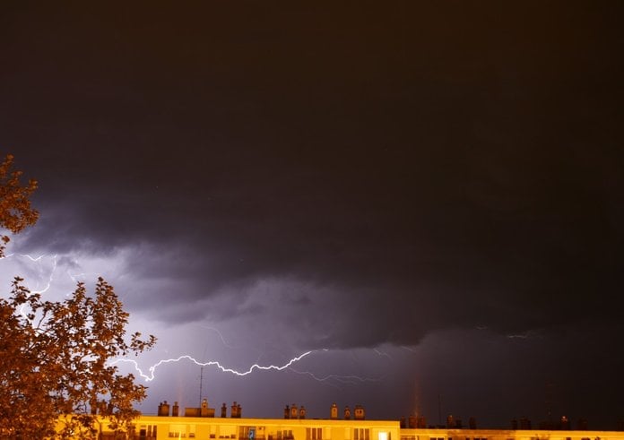 lightning_at_night_city_urban_storm_rain_bad_weather-582157