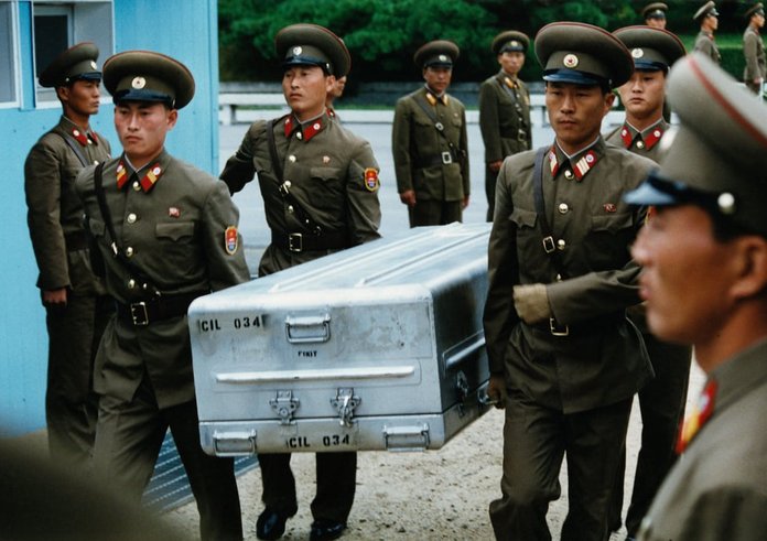 members-of-the-north-korean-army-bring-the-casket-to-the-south-korean-side-073e1f-1024