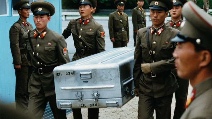 members-of-the-north-korean-army-bring-the-casket-to-the-south-korean-side-073e1f-1024