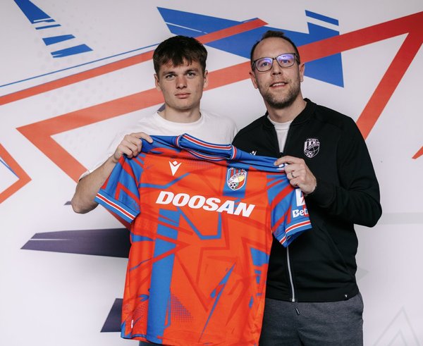 Denis Višinský se sportovním ředitelem Plzně Danielem Kolářem.
