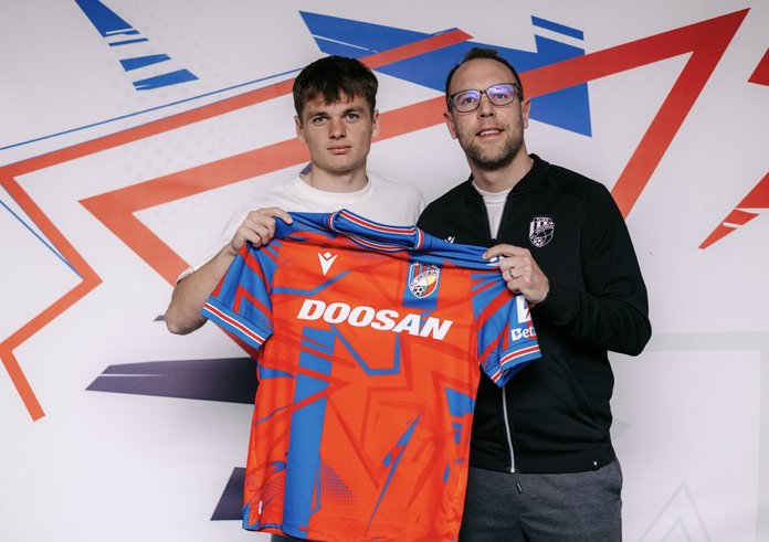 Denis Višinský se sportovním ředitelem Plzně Danielem Kolářem.