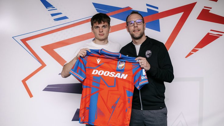 Denis Višinský se sportovním ředitelem Plzně Danielem Kolářem.