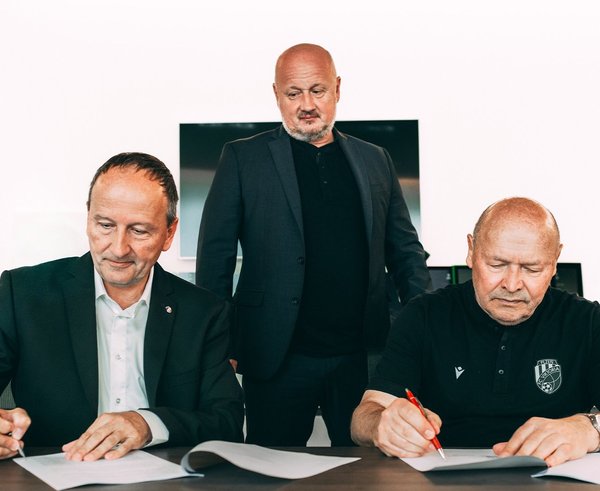 Miroslav Koubek (vpravo) podepsal v Plzni novou smlouvu.