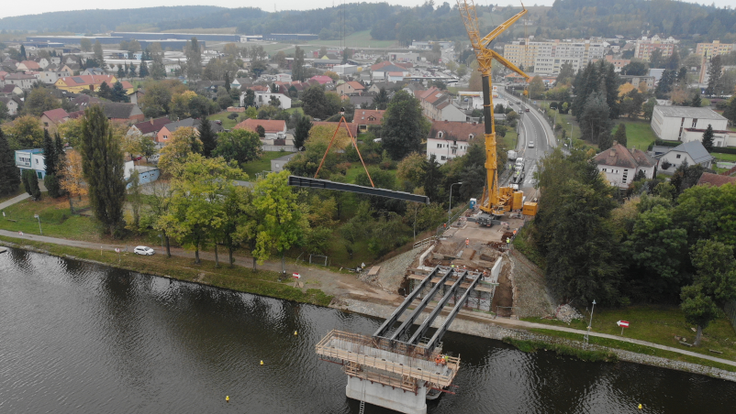 Stavba mostu v Týně nad Vltavou