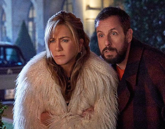 Adam Sandler a Jennifer Aniston ve filmu Vražda v Paříži (2023)