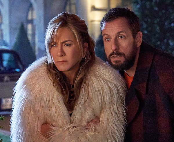 Adam Sandler a Jennifer Aniston ve filmu Vražda v Paříži (2023)