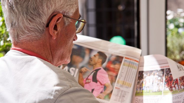 newspaper_read_man_pensioners_paper_news_messages_lack_of_understanding-1014986