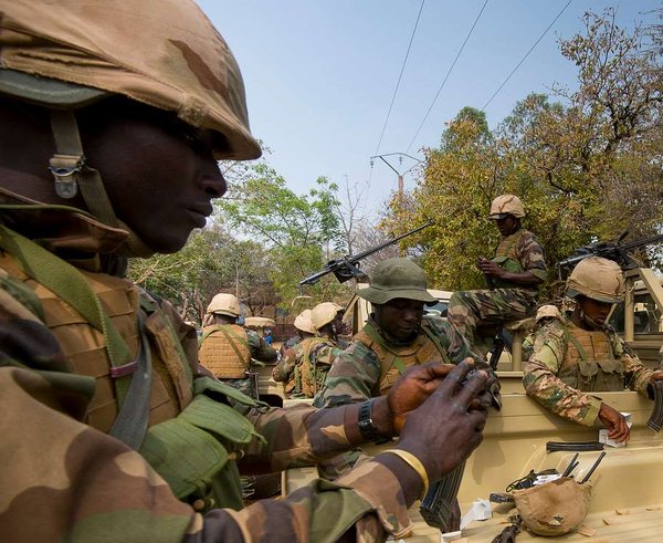 nigerien-soldiers-load-their-weapons-with-blank-ammunition-e98115
