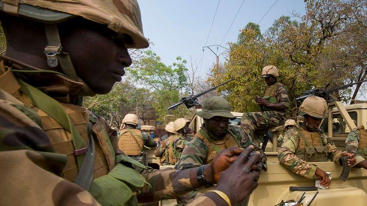 nigerien-soldiers-load-their-weapons-with-blank-ammunition-e98115