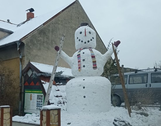 obří sněhulák zdraj FCB Heduš Rambousková