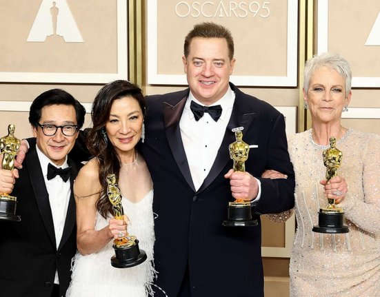 Letošní vítězi v hereckých kategoriích, zleva Ke Huy Quan, Michelle Yeoh, Brendan Fraser a Jamie Lee Curtis.