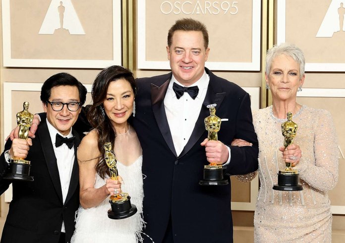 Letošní vítězi v hereckých kategoriích, zleva Ke Huy Quan, Michelle Yeoh, Brendan Fraser a Jamie Lee Curtis.