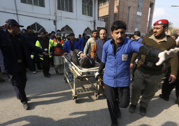 Záchrana zraněných po bombovém útoku v Pákistánu.
