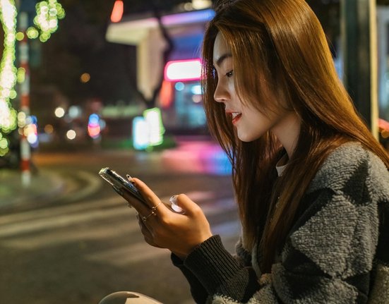 žena telefon
