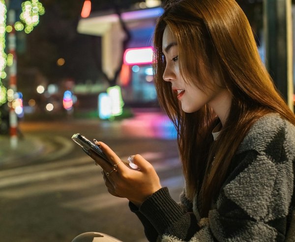 žena telefon